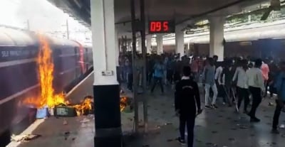  Agnipath Protesters Set Afire Train At Secunderabad Station-TeluguStop.com
