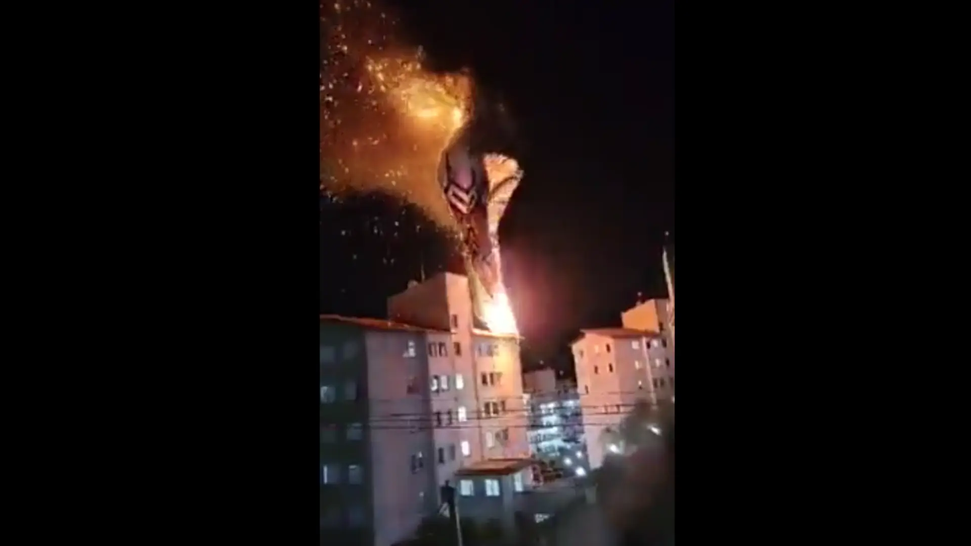 Brazil: Hot air balloon caught fire and lands on a condominium