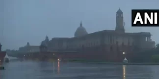 Rain lashes parts of national capital: Visuals from Vijay Chowk Rain lashes parts of national capital. Visuals from Vijay Chowk